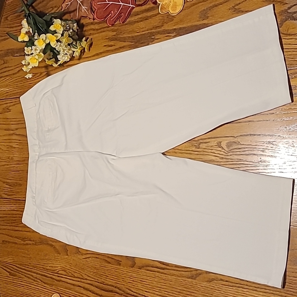 212 Collection White Strtech Capri Pants - Picture 8 of 8